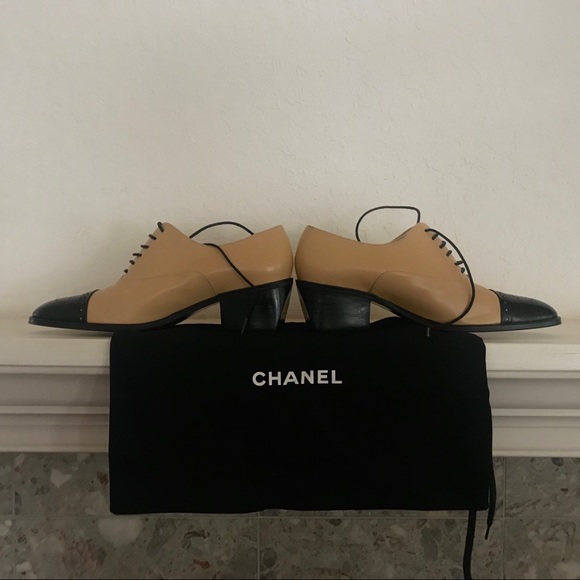 CHANEL Shoes - CHANEL NEW CLASSIC 2 TONE SPECTATOR HEELS 81/2 M